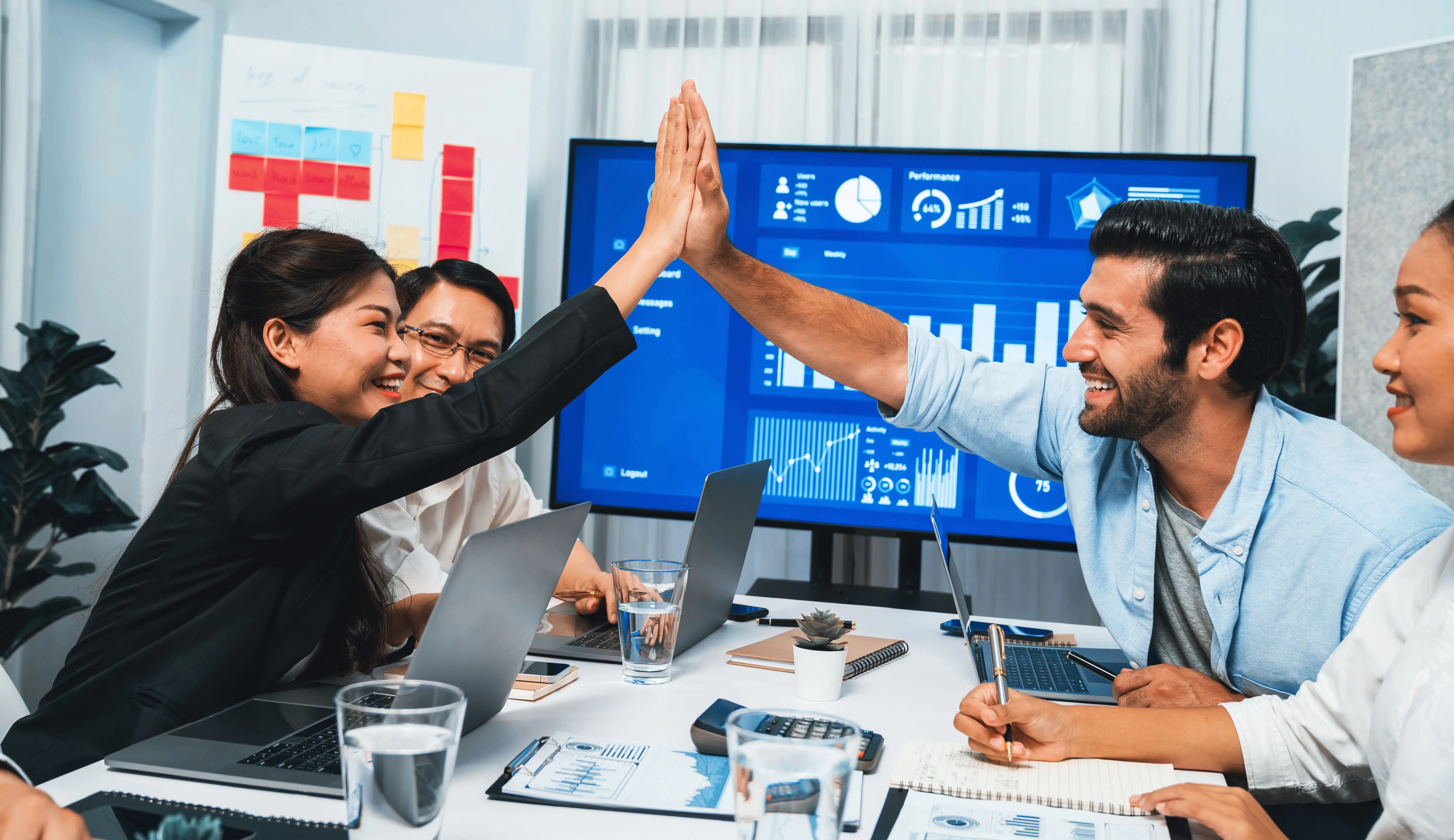 equipo celebrando llegar a la meta en q1